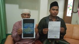 MINTA MAAF: Mohammad Choliq (songkok hitam), Mahasiswa penyebar fitnah Masjid Jamik Sumenep dikuasai kelompok radikal meminta maaf kepada pengurus takmir. (Husin Satriawan for seputarjatim.com)