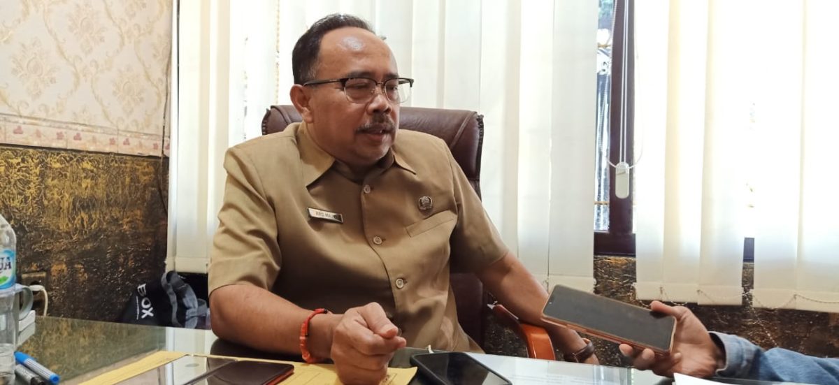 Abdul Madjid, Kepala BKPSDM Sumenep menerangkan 310 formasi CPNS Sumenep yang dibutuhkan tahun 2019 di kantornya, Senin, 11/11/2019. (Musyfik/ SJ Foto)