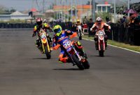 Suasana kejuaran motor Oneprix IMC 2019 di Sirkuit Gelora Bung Tomo Surabaya, Minggu sore, 10/11/2019. (foto: istimewa)