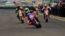 Suasana kejuaran motor Oneprix IMC 2019 di Sirkuit Gelora Bung Tomo Surabaya, Minggu sore, 10/11/2019. (foto: istimewa)