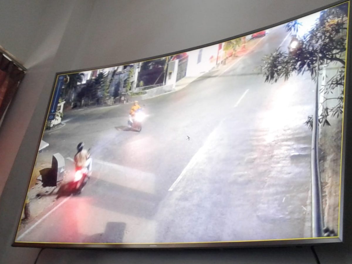 Rekaman CCTV detik-detik aksi teror remas dada di Kota Sumenep. (foto: istimewa)