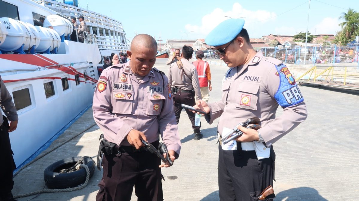 Petugas memeriksa peralatan personil jelang diberangkatkan ke wilayah kepulauan untuk pengamanan Pilkades serentak. (foto: humas polres sumenep)