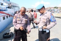 Petugas memeriksa peralatan personil jelang diberangkatkan ke wilayah kepulauan untuk pengamanan Pilkades serentak. (foto: humas polres sumenep) 