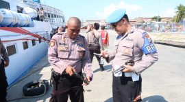 Petugas memeriksa peralatan personil jelang diberangkatkan ke wilayah kepulauan untuk pengamanan Pilkades serentak. (foto: humas polres sumenep) 