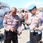 Petugas memeriksa peralatan personil jelang diberangkatkan ke wilayah kepulauan untuk pengamanan Pilkades serentak. (foto: humas polres sumenep) 