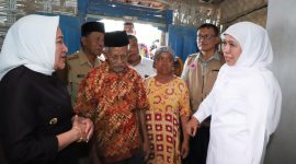 Gubernur Jawa Timur, Khofifah Indar Parawansa didampingi Bupati Bojonegoro, Anna Muawanah memantau lokasi terdampak puting beliung, Selasa sore, 12/11/2019. (Fahmi/ SJ Foto)