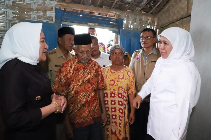 Gubernur Jawa Timur, Khofifah Indar Parawansa didampingi Bupati Bojonegoro, Anna Muawanah memantau lokasi terdampak puting beliung, Selasa sore, 12/11/2019. (Fahmi/ SJ Foto)