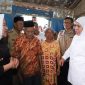 Gubernur Jawa Timur, Khofifah Indar Parawansa didampingi Bupati Bojonegoro, Anna Muawanah memantau lokasi terdampak puting beliung, Selasa sore, 12/11/2019. (Fahmi/ SJ Foto)