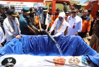 Gubernur Jawa Timur menyerahkan bantuan air bersih kepada masyarakat Pulau Sepudi, Sumenep, Jawa Timur, Selasa, 05/11/2019. (Fahmi/ SJ Foto)
