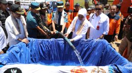 Gubernur Jawa Timur menyerahkan bantuan air bersih kepada masyarakat Pulau Sepudi, Sumenep, Jawa Timur, Selasa, 05/11/2019. (Fahmi/ SJ Foto)