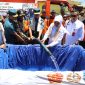 Gubernur Jawa Timur menyerahkan bantuan air bersih kepada masyarakat Pulau Sepudi, Sumenep, Jawa Timur, Selasa, 05/11/2019. (Fahmi/ SJ Foto)