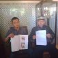 Hasan menunjukkan surat laporannya atas kasus yang melibatkan Kades Pragaan Daya, Sumenep. (foto: istimewa)