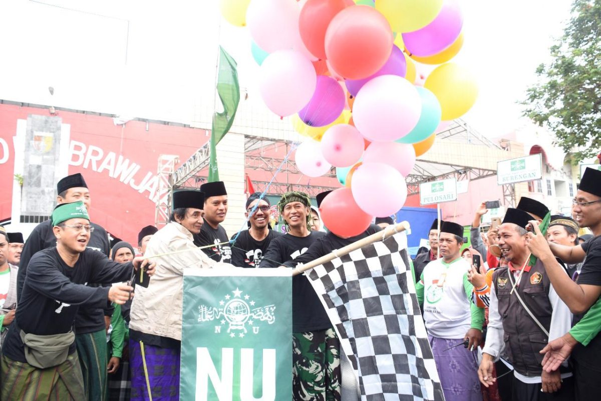 Walikota Kediri Abdullah Abu Bakar memberangkatkan ribuan peserta Jalan Sehat Sarungan dalam rangka peringatan Hari Santri Nasional (HSN) 2019 yang diselenggarakan PCNU Kota Kediri, Minggu, 03/11/2019. (Inug/ SJ Foto)