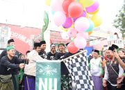 Unik, Ribuan Warga Kediri Jalan Sehat Sarungan Unik, Ribuan Warga Kediri Jalan Sehat Sarungan