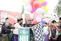 Walikota Kediri Abdullah Abu Bakar memberangkatkan ribuan peserta Jalan Sehat Sarungan dalam rangka peringatan Hari Santri Nasional (HSN) 2019 yang diselenggarakan PCNU Kota Kediri, Minggu, 03/11/2019. (Inug/ SJ Foto)
