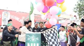 Walikota Kediri Abdullah Abu Bakar memberangkatkan ribuan peserta Jalan Sehat Sarungan dalam rangka peringatan Hari Santri Nasional (HSN) 2019 yang diselenggarakan PCNU Kota Kediri, Minggu, 03/11/2019. (Inug/ SJ Foto)