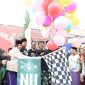 Walikota Kediri Abdullah Abu Bakar memberangkatkan ribuan peserta Jalan Sehat Sarungan dalam rangka peringatan Hari Santri Nasional (HSN) 2019 yang diselenggarakan PCNU Kota Kediri, Minggu, 03/11/2019. (Inug/ SJ Foto)
