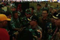 Bupati Sumenep Abuya Busyro Karim didampingi jajaran Forkopimda memantau pelaksanaan Pilkades di lapangan Paberasan, Kecamatan kota, Kamis pagi, 07/11/2019. (Didik/ SJ Foto)