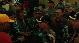 Bupati Sumenep Abuya Busyro Karim didampingi jajaran Forkopimda memantau pelaksanaan Pilkades di lapangan Paberasan, Kecamatan kota, Kamis pagi, 07/11/2019. (Didik/ SJ Foto)