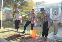 Kapolrestabes Surabaya, Kombespol Sandi Nugroho memimpin penanaman 100 bibit pohon matoa, Rabu, 06/11/2019. (Joe/ SJ Foto)