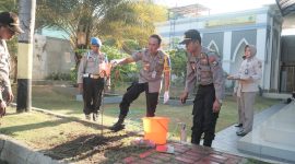 Kapolrestabes Surabaya, Kombespol Sandi Nugroho memimpin penanaman 100 bibit pohon matoa, Rabu, 06/11/2019. (Joe/ SJ Foto)