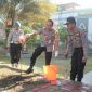 Kapolrestabes Surabaya, Kombespol Sandi Nugroho memimpin penanaman 100 bibit pohon matoa, Rabu, 06/11/2019. (Joe/ SJ Foto)