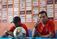 Coach Rasiman didampingi David Laly temui wartawan dalam konferensi pers, Kamis, 07/11/2019. (foto: twitter madura united)