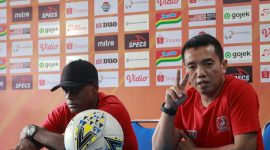 Coach Rasiman didampingi David Laly temui wartawan dalam konferensi pers, Kamis, 07/11/2019. (foto: twitter madura united)