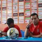 Coach Rasiman didampingi David Laly temui wartawan dalam konferensi pers, Kamis, 07/11/2019. (foto: twitter madura united)