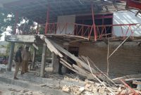 Sebuah rumah tampak rusak parah terkena ledakan bom ikan pada Jumat, 01/11/2019. (Didik/ SJ Foto)