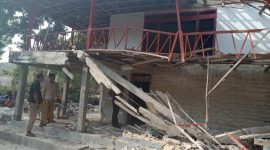 Sebuah rumah tampak rusak parah terkena ledakan bom ikan pada Jumat, 01/11/2019. (Didik/ SJ Foto)