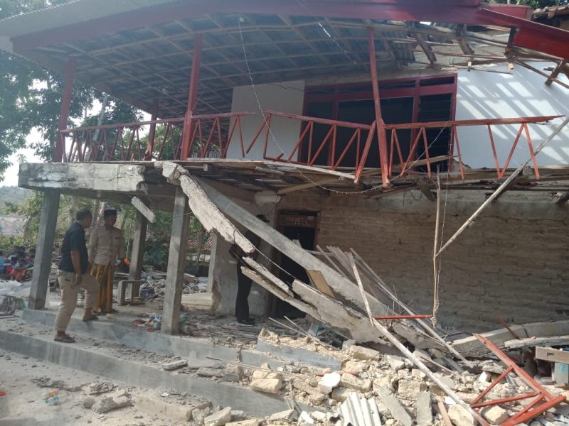 Sebuah rumah tampak rusak parah terkena ledakan bom ikan pada Jumat, 01/11/2019. (Didik/ SJ Foto)