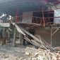 Sebuah rumah tampak rusak parah terkena ledakan bom ikan pada Jumat, 01/11/2019. (Didik/ SJ Foto)