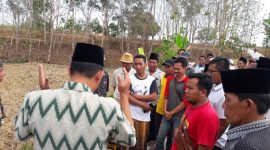 JANGAN MENDEKAT: Sekelompok warga mengadang sidak rombongan Komisi I DPRD Sampang di Desa Bancelok, Kecamatan Jrengik, Kabupaten Sampang, Jawa Timur, Jumat, 08/11/2019. (Ahed/ SJ Foto)