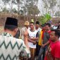 JANGAN MENDEKAT: Sekelompok warga mengadang sidak rombongan Komisi I DPRD Sampang di Desa Bancelok, Kecamatan Jrengik, Kabupaten Sampang, Jawa Timur, Jumat, 08/11/2019. (Ahed/ SJ Foto)