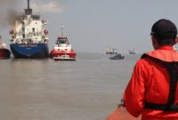 Petugas pantau kebakaran KM Tanto Ceria, Surabaya, 26/11/2019. (Joe/ SJ Foto)