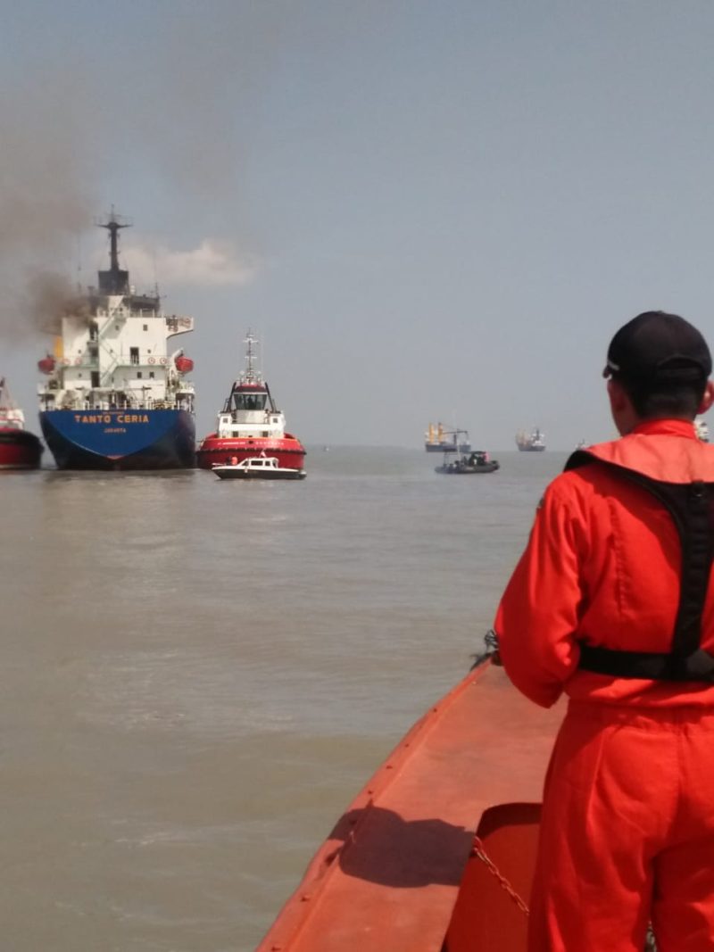 Petugas pantau kebakaran KM Tanto Ceria, Surabaya, 26/11/2019. (Joe/ SJ Foto)