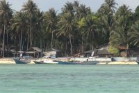 INDAH: Perahu milik nelayan Pulau Masalembu tampak berjejer di pinggir pantai. (Didik/ SJ Foto)