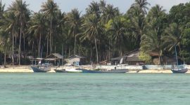 INDAH: Perahu milik nelayan Pulau Masalembu tampak berjejer di pinggir pantai. (Didik/ SJ Foto)