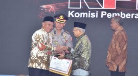 Wakil Presiden KH Makruf Amin memberikan penghargaan kepada Bupati Fadeli di Gedung Merah Putih KPK, Jakarta, Senin, 09/12/2019. (Mahrus/ SJ Foto)