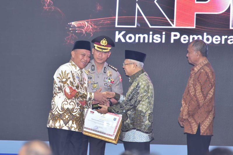 Wakil Presiden KH Makruf Amin memberikan penghargaan kepada Bupati Fadeli di Gedung Merah Putih KPK, Jakarta, Senin, 09/12/2019. (Mahrus/ SJ Foto)