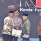 Wakil Presiden KH Makruf Amin memberikan penghargaan kepada Bupati Fadeli di Gedung Merah Putih KPK, Jakarta, Senin, 09/12/2019. (Mahrus/ SJ Foto)