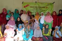 Mahasiswa UTM latih ibu-ibu PKK Desa Giring, Kecamatan Manding, Sumenep, Jawa Timur, membuat puding dengan memanfaatkan potensi lokal jagung. (foto: istimewa)