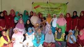 Mahasiswa UTM latih ibu-ibu PKK Desa Giring, Kecamatan Manding, Sumenep, Jawa Timur, membuat puding dengan memanfaatkan potensi lokal jagung. (foto: istimewa)