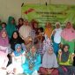 Mahasiswa UTM latih ibu-ibu PKK Desa Giring, Kecamatan Manding, Sumenep, Jawa Timur, membuat puding dengan memanfaatkan potensi lokal jagung. (foto: istimewa)