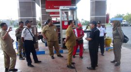 Petugas Gabungan ESDA, Polres, Dishub dan Satpol PP Sumenep sidak sejumlah SPBU untuk memastikan ketersediaan BBM jelang akhir tahun, Senin, 30/12/2019. (Didik/ SJ Foto)