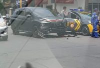 Mobil Expander milik Nurkholis, Sekpri Bupati lamongan diamankan polisi usai terjadinya laka lantas, Selasa, 10/12/2019. (Mahrus/ SJ Foto)