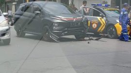 Mobil Expander milik Nurkholis, Sekpri Bupati lamongan diamankan polisi usai terjadinya laka lantas, Selasa, 10/12/2019. (Mahrus/ SJ Foto)