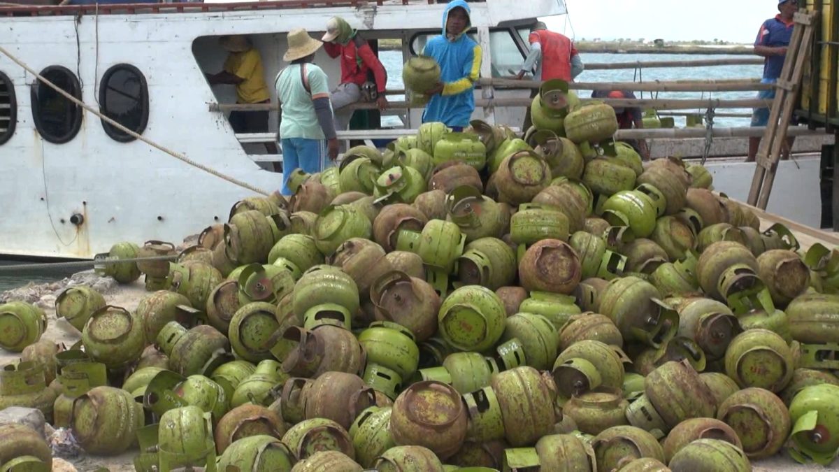 Bongkar muat LPG 3 KG dilakukan di Pelabuhan Gersik Putih, Kalianget, Sumenep, Jawa Timur. (Didik/ SJ Foto/ dok)