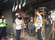Petugas Satlantas Polresta Sidoarjo Larang Penjualan Knalpot Brong Petugas Satlantas Polresta Sidoarjo Larang Penjualan Knalpot Brong